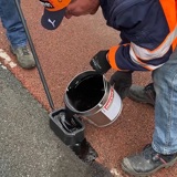 Close-up van Biobased Refug koud asfalt voegmiddel in verwerking